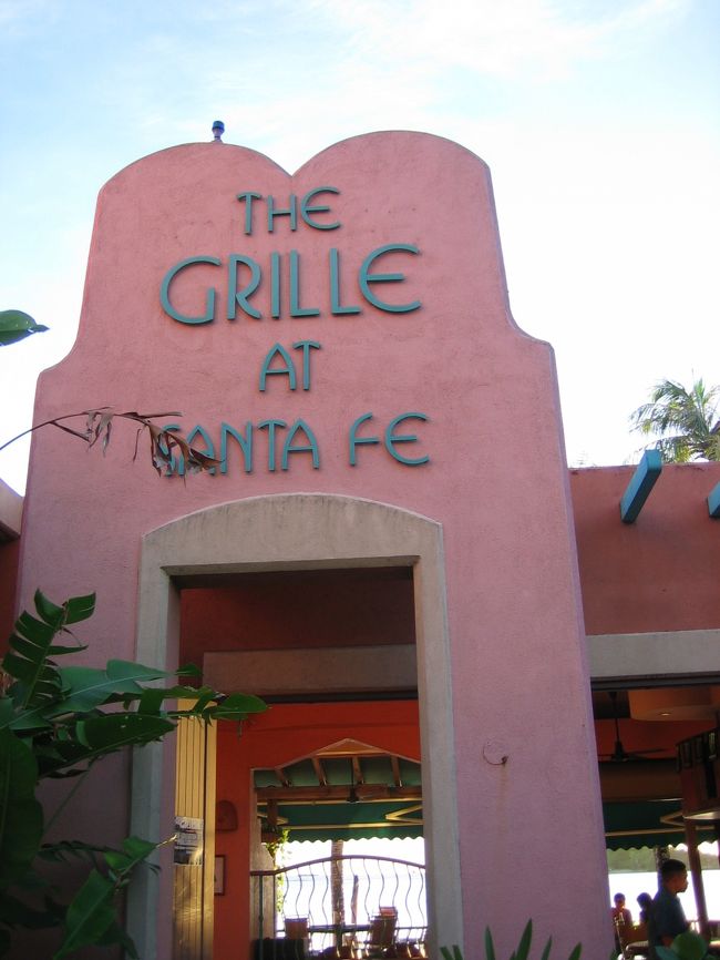 今日のディナーは<br />『グリル・アット・サンタフェ』<br /><br />ピンクの建物のかわいい入口！