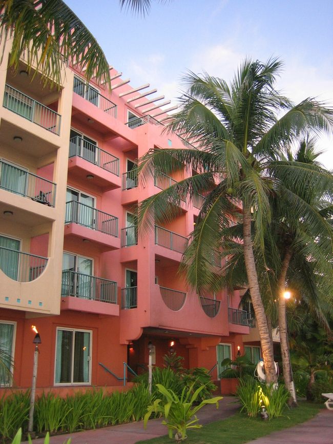 ちなみに、<br />ホテル・サンタフェ<br />のレストランです。<br /><br />このホテルもピンク色でかわいい。<br />めちゃめちゃオーシャンビューがきれいな部屋が多いと思います。<br />目の前海！