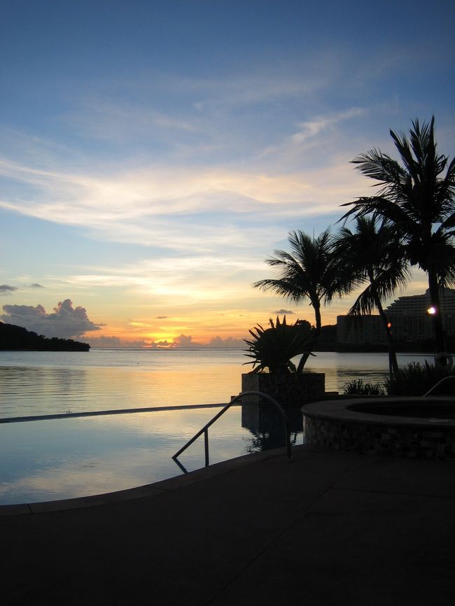 これは、サンタフェホテルのプール(小さいですが海の目の前にあってよい！）からの風景<br /><br /><br />大大大満足のディナーでした。<br />グアムに来たらまた食事しに来たいな☆