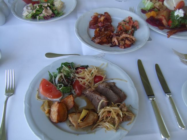 ハレクラニ『オーキッズ』でサンデーブランチ<br />（日本からメールで予約）<br />期待したわりに普通のバフェでした。