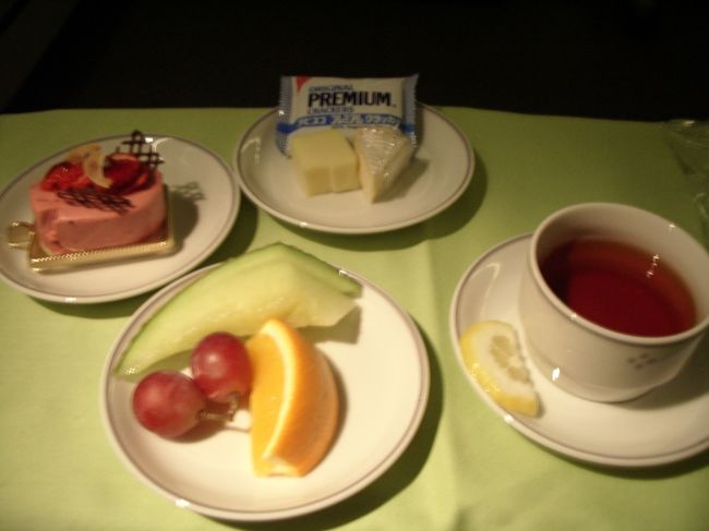 「関空〜ホノルル」ＪＯ０７８の機内食<br />（フルーツ＆チーズ）