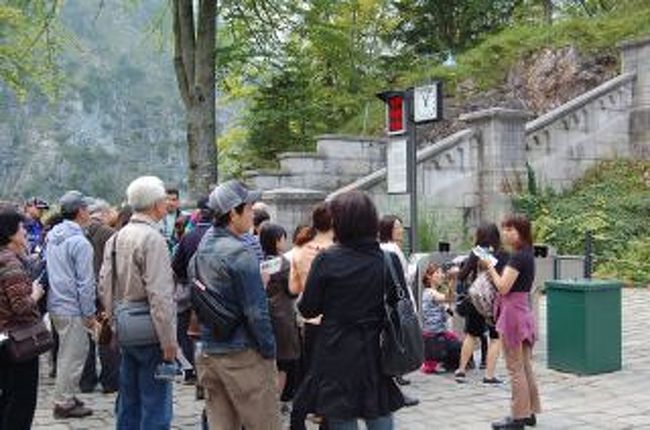 お城に入るのは予約制です。<br />時間が来たらまとまって入場します。