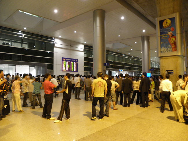 タンソンニャット空港は広かった！<br /><br />お迎えの人がたっくさん来てます。<br /><br /><br />それにしても夜なのに暑いよぉ〜〜〜〜〜〜。