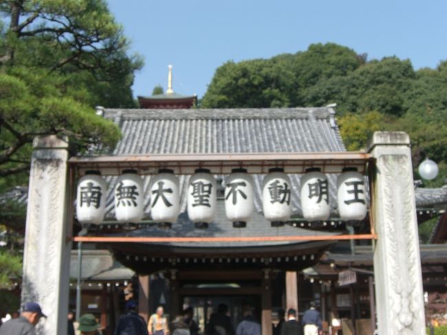 本堂。<br />参拝したとき丁度、本尊の前で護摩が焚かれているところでした。<br /><br />んん、今日はピンボケ写真が多いなぁ（汗