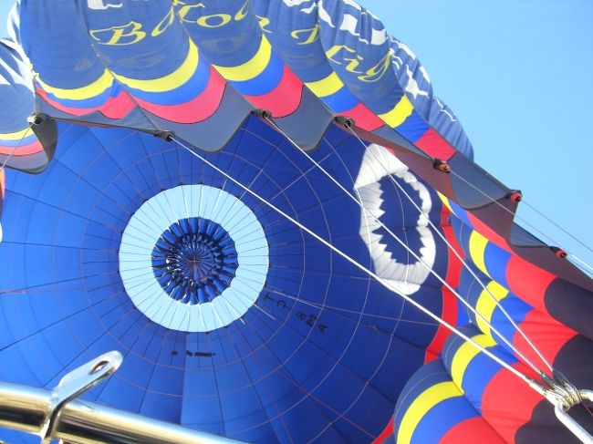 気球の上部が開き、何と、トラックの荷台にピッタリ着地！！そのまま、トラック」で移動して、気球の空気を抜きやすい場所に移動してから、気球から降りました。ドライバーさんに拍手です。