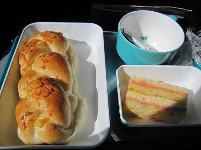 サンドウィッチ（左）に甘い菓子パン（右）。<br /> <br /><br />