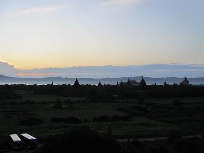 バガンに到着したのは午後5時半。バガン入域料10ドルを払い、タクシースタンドへ。まずシュエサンドー・パヤーへサンセットを見に行ってからニャウンウーの町へ戻ってくるには1万チャット（1000円）といわれ、誰かシェアする人はいないか探してみると、明らかに一人な白人女性パッカーが目に留まる。声をかけるとOKとのことなのでシェア決定。日本がだいすきというNYC在住、ロースクールに通うとても快活なハナ。SQでNYからフランクフルト経由のバンコク行きがなんと600ドルちょっとだったらしい。安い！！NYからフランクフルトまで6−7時間、そこからさらに12時間もあるのにありえない値段。しかもSQだし。 <br /><br />シュエサンドー・パヤー到着。早速登る。太陽はもう沈んでしまったようだけど、夕焼けがとても美しかった。バガンにきてよかった！ハナはサンセットのことを知らなかったので、声かけてくれてありがとう、と感謝された。明日のサンライズも一緒に行くことに。<br /> <br /><br /><br />