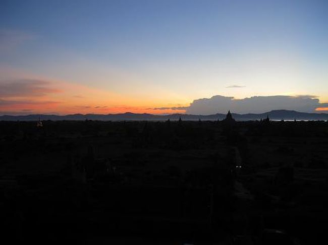 サンセット後も暗くなるまで景色を堪能。最後に残ったのは私たちと、同じくアメリカ人が2人。女の子の方はアジア系で、話をしてみると両親が台湾系移民らしい。でも中身はめちゃくちゃカリフォールニアン。男性のほうは後でわかったのだけど、ゲイで、二人は単なる友達だった。名前はジャスティンとウィニー。二人とも今はロンドン在住。<br />