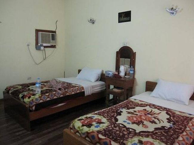 ジャスティンとウィニーが泊まっているNew Parkというホテルが、ツインが14ドルらしいので見に行くことにした。A/Cつき、ホットシャワー付、朝食付きでとても清潔、テラスもついていい感じだったので、私とハナもそこで部屋をシェアすることに。<br /> <br /><br />