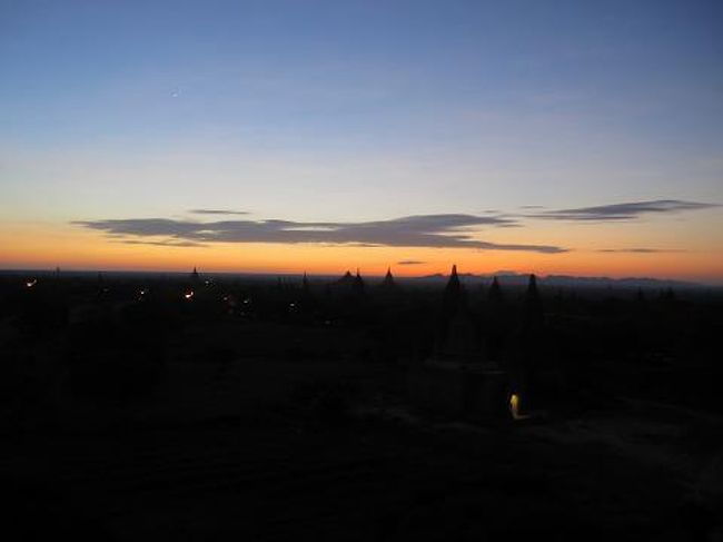 またしても早起き。今日は4時50分に起きて、5時にサンライズを見に行く。タクシーをチャーターして8000チャット。4人で割ったので一人2000チャット（約200円）。<br /> <br /><br />