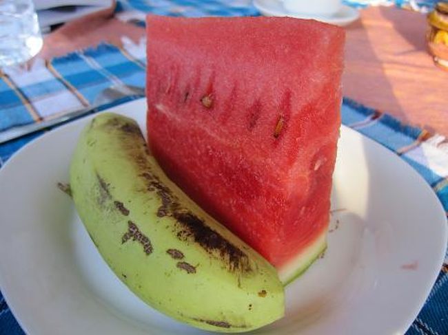 宿に戻って朝食。スイカとバナナがでてきた。 