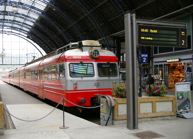 ベルゲンを８時４０発のミュールダール行きの普通電車でヴォスに向かいます。<br />この電車はローカル用のため全て自由席です。