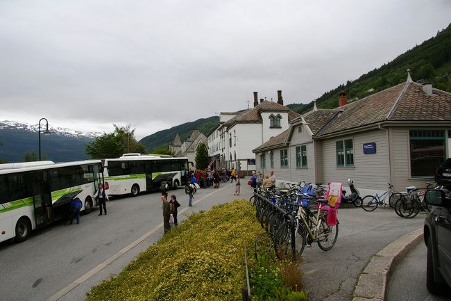 電車を下車してすぐにバスに乗り換えます。<br />バスは２台用意されていましたが満席状態で出発しました。