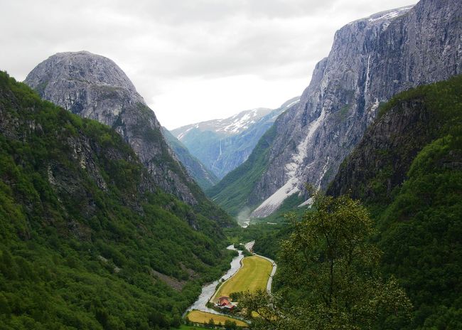 バスはただひたすら山道を下りてグドヴァンゲンに向かいます。<br />途中にあるスタルハイムホテルでは休憩して展望台に寄る予定だったのですが駐車場が満車だったため直行しました。