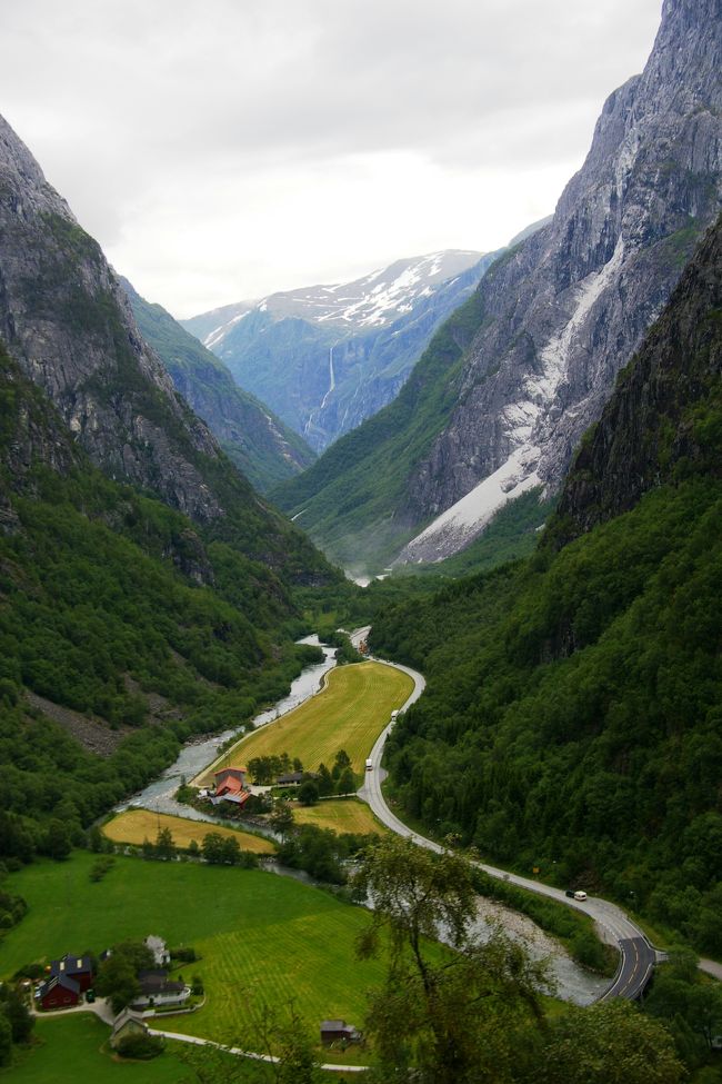 スタルハイムホテルには寄れませんでしたが車内からは運転手が道中で何度も停車して車窓からの景色を眺めさせてくれました。