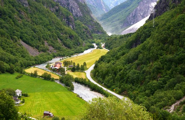 何度もカーブを回って高度を下げて海抜１ｍまで下りていきます。
