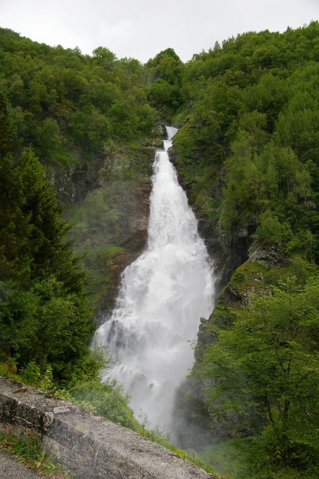 途中には見事な滝がいくつも見えました。