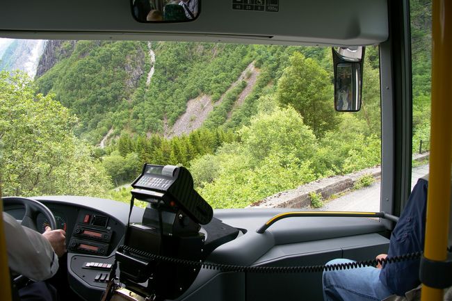 バスの運転手は急カーブを見事なハンドル捌きで運転しています。<br />前輪は道路からはみだしているように見えますが。