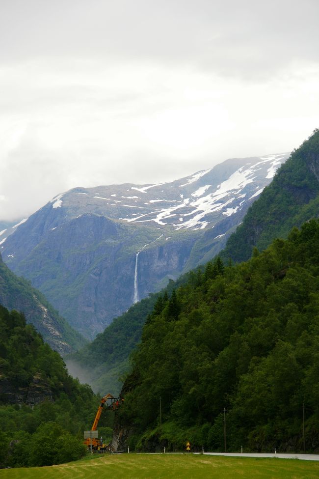 滝は白いスジとなってあちこちにありました。