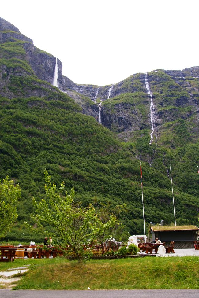 グドヴァンゲンからの景色です。<br />ここでもゆっくりする時間がなく散策はできません。<br />それにしても見事な滝です。