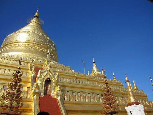 自転車をレンタル（一日1000チャット＝100円）して観光に。馬車も一日1万チャット（1000円） <br />でチャーターできるのだけど、自転車のほうが速いらしいので、時間のない私は自転車で。まず訪れたのはニャウンウーにあるシュエズィーゴン・パヤー。やっぱり金、金、金。 <br /><br /> <br /><br /><br /><br /> <br /><br />