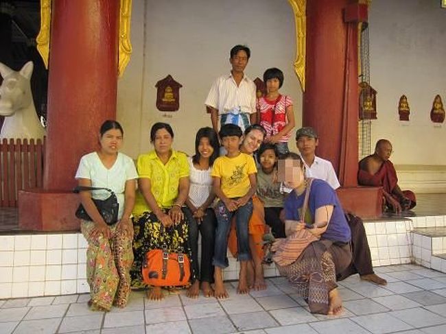 地元の人たちと一緒に写真。 