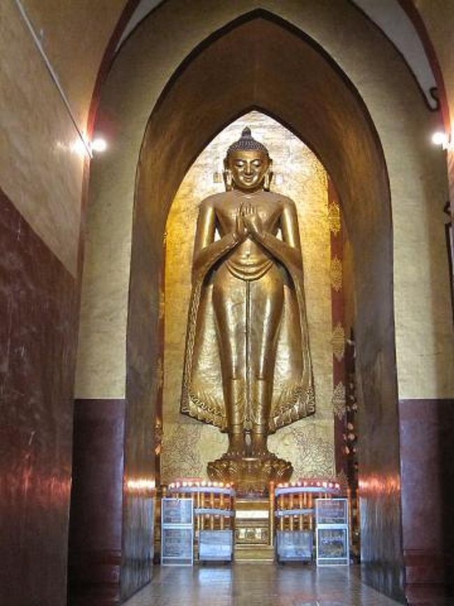一番美しいといわれるアーナンダ寺院。この仏像、遠くから見ると笑っているけど・・・ <br /><br /> <br /><br /><br /> <br /><br />