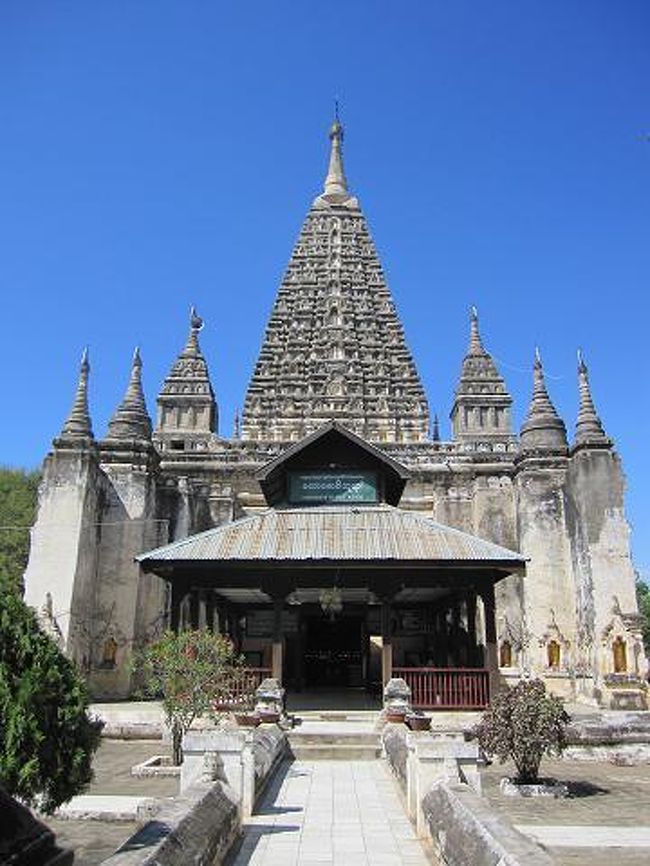 マハーボディー・パヤー。ヒンズー教寺院ぽい感じで、バガンでは異色。 <br /><br />ここにいたおばちゃんがめっちゃ人懐っこくて、私のはがれかかったタナカをなおしてくれた。ロンヂーを売りたいらしかったけど、私がもう4着も買ったので要らないというと、簡単に諦め、終始いい人だった。お土産にインスタントタナカをくれた。 <br />