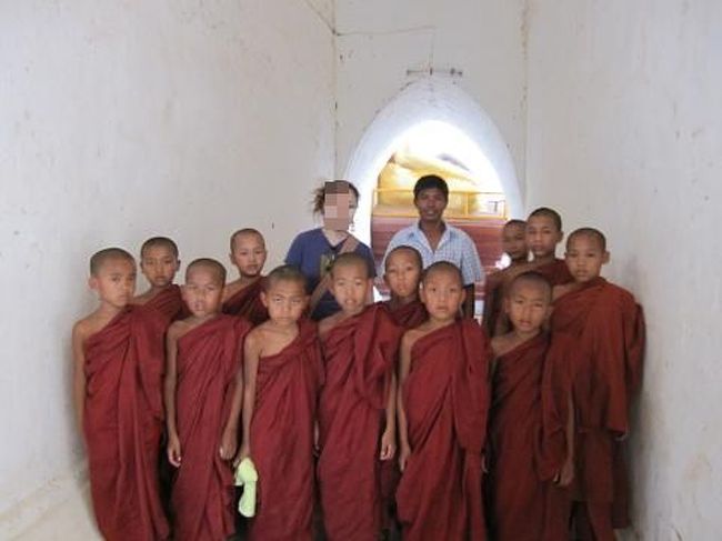 子供のお坊さん達に遭遇。うわー、写真とりたい、と思ってついていくと、引率していたおじさんから「一緒に写真をとらせてください」とお願いされる。やったー！このお坊さんの服の色がミャンマーだなあ。タイやラオスの黄色とは違う。 