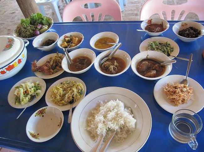 朝早かったので11時過ぎにはおなかペコペコに。ゴールデンミャンマー2というレストランでミャンマー料理のビュッフェが3000チャット（300円）だというので行ってみた。ここ、トイレはきれいだし、サービスもいいし、3000チャットで出てくる品数の多さは圧巻！テーブルにずらりと並ぶこのおかず、全部私のもの。しかもこれがおかわり自由なのだ。すげー。 <br /><br /> <br /><br />