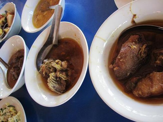 カレーは豚・牛・鶏の3種類。どれもとっても油たっぷりで微妙だったけどそれ以外は割りと野菜中心のメニューで結構おいしかった。かなりおなか一杯。 <br /><br /> <br /><br /><br /><br /> <br /><br />