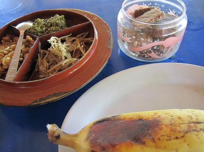 でもこれで終わりじゃなかった！食後にはお茶のスナックとバナナ、黒砂糖が出てきた。ものすごいＣＰのよさ。 