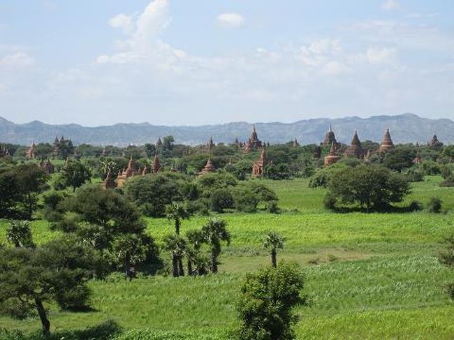 バガンで自転車に乗っていると、同じく自転車にのっている男の人にやたらと話しかけられる。ナンパなのかと思うとそうでもないらしく、どこから来たの、どこへ行くのetcたわいもない話をして、じゃあ、って感じで去っていく。単に人懐っこいだけなのか。いい国だ。 <br /><br />そして今日何人目かという人に「昨日あったの覚えてる？」と声をかけられる。サンセットのときに話をして・・といわれ、そういえば話したかもなあ、と思い出す。その人の英語はとても上手で、自称ロンプラを書いているヤンゴン人。誰もいない、見渡しのいいお寺を見つけたので一緒に行かない？といわれる。昼間だったし、この人より私のほうが強そうだったので行ってみることにする。すると、こんなすばらしい眺めが。ありがとう！ 