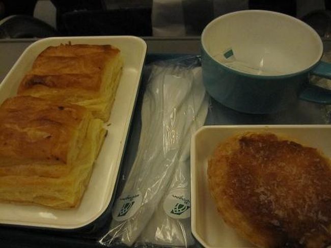 午後2時ごろ、観光を終えて、市場に買い物に行こうと思ったら、なんと今日は午後は市場がお休みとのことだった。ショック！ほかにお土産を買うような場所もないし、ヤンゴンもつく頃にはお店がしまってしまうので、お土産を買う機会がない。途方にくれ、とりあえずネットカフェで時間をつぶすことに。がんがんにクーラーがきいていて、フレッシュパパヤジュース（700チャット＝70円）を飲んで至福のとき。ネットは1時間1000チャット（100円）と安いけど、ありえないほど遅くて、メール以外はほとんど使えなかった。Mixiって重いよね。 <br /><br />午後4時半、ホテルをチェックアウトし、ジャスティンと一緒に空港へ。タクシー一人2500チャット（250円）。5時25分の飛行機なのに、空港に到着したのが4時55分だったので大丈夫かなと思ったけど、飛行機は1時間遅延していたので余裕だった。帰りの機内食は行きよりもおいしいチーズの入ったパイ、ココナツタルトだった。 <br /><br /> <br /><br />