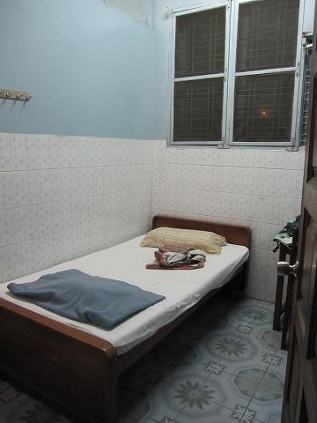 午後7時半にヤンゴン到着。ジャスティンとタクシーをシェアして市内中心へ（6ドル）。ジャスティンは今夜はちょっといい宿に泊まりたいというので、私は一人スーレー・パヤー向かいのGarden guest Houseへ。6ドルのシングルはA/C、トイレ・シャワー付。質素で狭いけど、まあまあ清潔だし許容範囲内。ちなみにA/Cなしは4ドル。安い！<br /> <br /><br /><br /><br /> <br /><br />