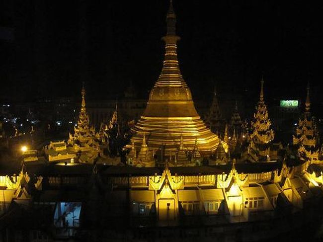 ホテルの食堂からはスーレー・パヤーのすばらしい眺め。 