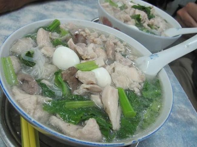 同じホテルに泊まっている自称イギリス人に話しかけられる。見た目がどうもパキぽいなと思い、どこ出身かきいてみると、ミャンマー出身、でもパキにも住んたことがあり、ISBに家を持っているとのことだった。私が2週間前パキにいった話をするとすごく盛り上がった。そんなことをしているとあっというまにジャスティンと待ち合わせの時間。レストランへと急ぐ。歩き方にのっている店を指定したのだけど、行ってみたら閉まっていた。ありがち、地球の迷い方。しょうがなく近くの麺の店へ。チキン入りバーミセリ