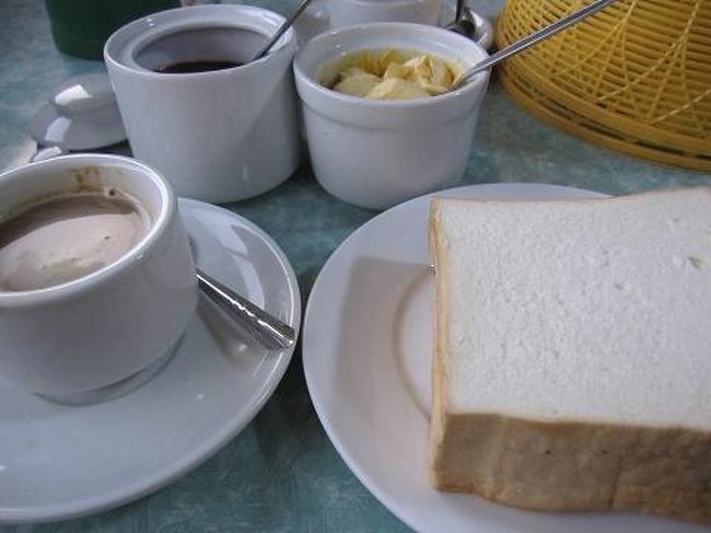 今朝も早起き、朝6時に朝食。宿泊費に込みの朝食は、パンとコーヒー。東南アジアのパンって何でこう菓子パンぽくておいしくないんだろうか。コーヒーもインスタントのミルクと砂糖が一緒になった甘ったるいやつ。 <br /><br /> <br /><br /><br /> <br /><br />