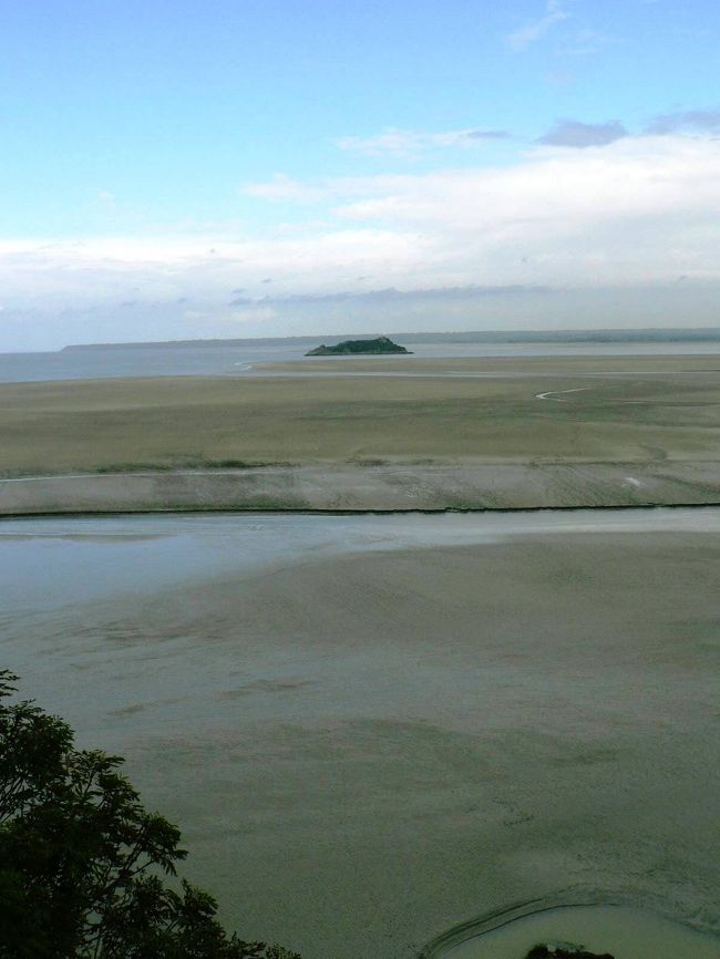 修道院を囲む砂浜。<br /><br />