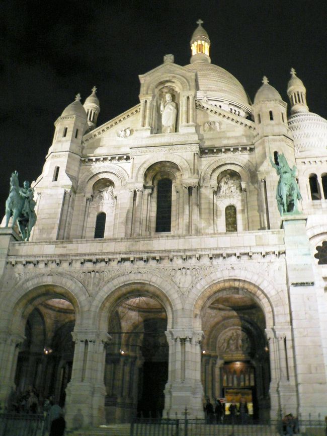 モンマルトルのサクレ・クール聖堂の夜景。