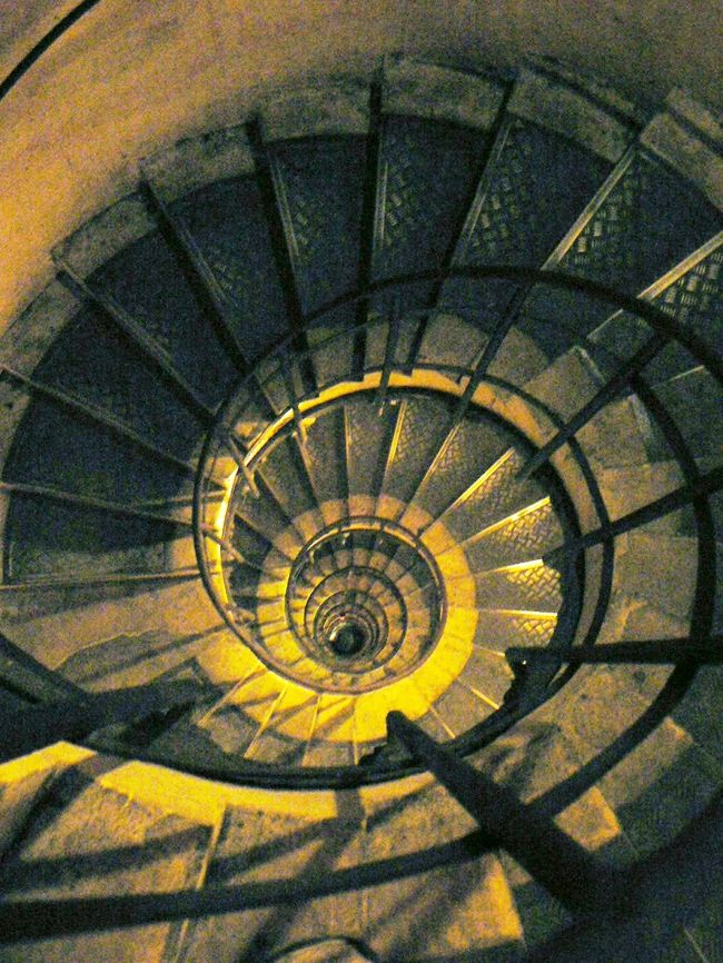 凱旋門のらせん階段。