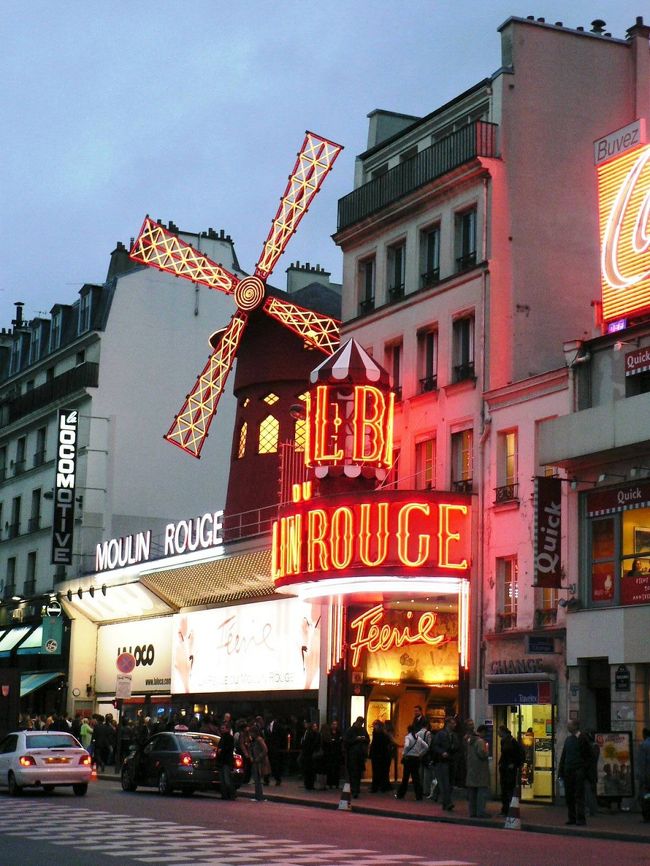 モンマルトルのムーラン・ルージュ周辺の光景。