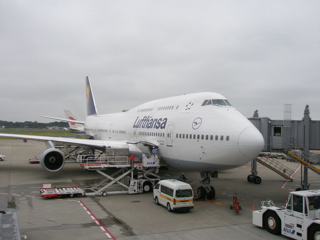 9月7日（月）〜15日（火）でSpainとPortugal旅行に行ってきました。<br />ANAマイルの特典利用です。<br />今回使用したマイルと支払った金額は・・・<br /><br />　マイレージ・・・234,000マイル<br />　燃油・空港税・・・77,180円<br /><br />正直、かなり高いです。そしてかなりマイレージ使いました。<br />234,000マイルも一人のアカウントから払いだせるはずもなく、以下のように発券しました。<br />