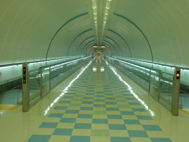 いよいよ出発日。私は６時起きです。<br />だって、ホテルは7時発のシャトルバスですから。<br /><br />朝食は食べずに行きます。<br /><br />だって、今日は成田空港でのFクラスラウンジが待っているから！<br /><br />成田空港ではFクラスのチェックインカウンター！<br />同伴者の私も一緒に。<br /><br />預けるスーツケースにはプライオリティータグが<br /><br />ラウンジまでの道のりでこんなところがありました。<br />