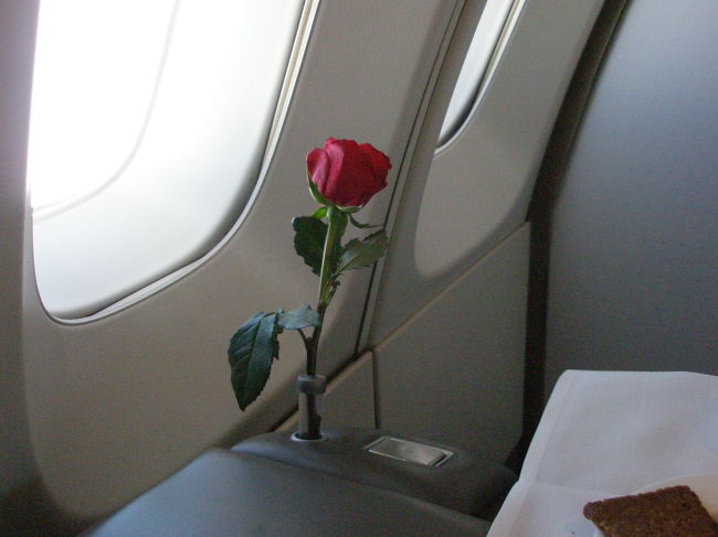 一人一人の席に薔薇の花をセットしてくれます。<br />