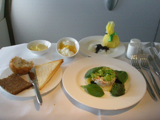 オードブル<br />「キャビアと伝統的な添え物」<br />「たらば蟹のサラダ、コンフィポテト　ローズマリー塩」<br />