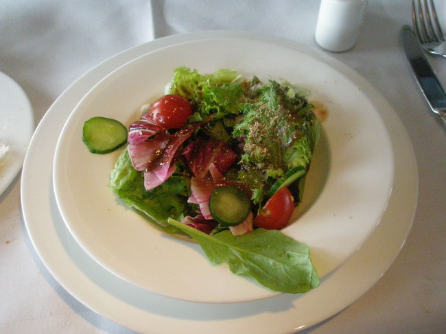 サラダ<br />「季節のサラダ、山葵菜、ラディッシュ、きゅうり　ドレッシング」<br />