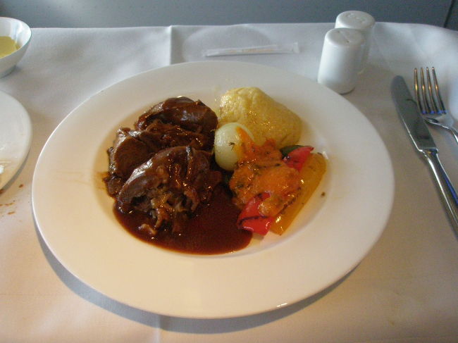 メイン<br />「子羊すね肉の蒸し煮　茄子、ブルーチーズのポレンタ、ロメスコソース」<br />