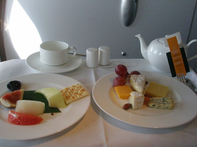 チーズの盛り合わせ、フルーツの盛り合わせ。<br /><br />ワゴンで運んできてくれ、好みのものをその場でカットしてくれたそうです。<br /><br />昼食としての機内食は以上です。<br />これだけ頂けば、かなり満腹になるでしょう。<br />