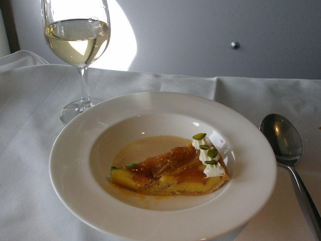 一通りの機内食を頂いた後は自由に過ごします。<br /><br />でも、ちょっと時間を空けていろいろとワゴンで持ってきてくれたとのこと。<br /><br />機内で頂いたもの全て写真で掲載していこうと思っていますので、<br />まだまだお付き合いください。<br /><br />アップルクーヘンとデザートワイン<br />